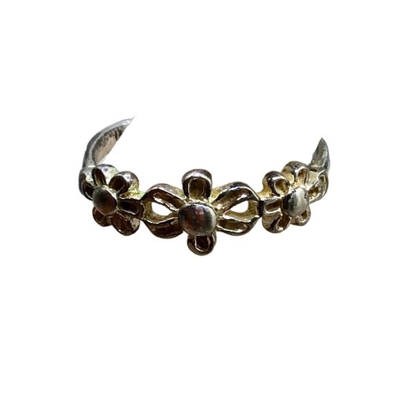 Petite Sterling Silver Flowers Ring Size 8.75 Triple Daisy Design Thin Band - Picture 1 of 12